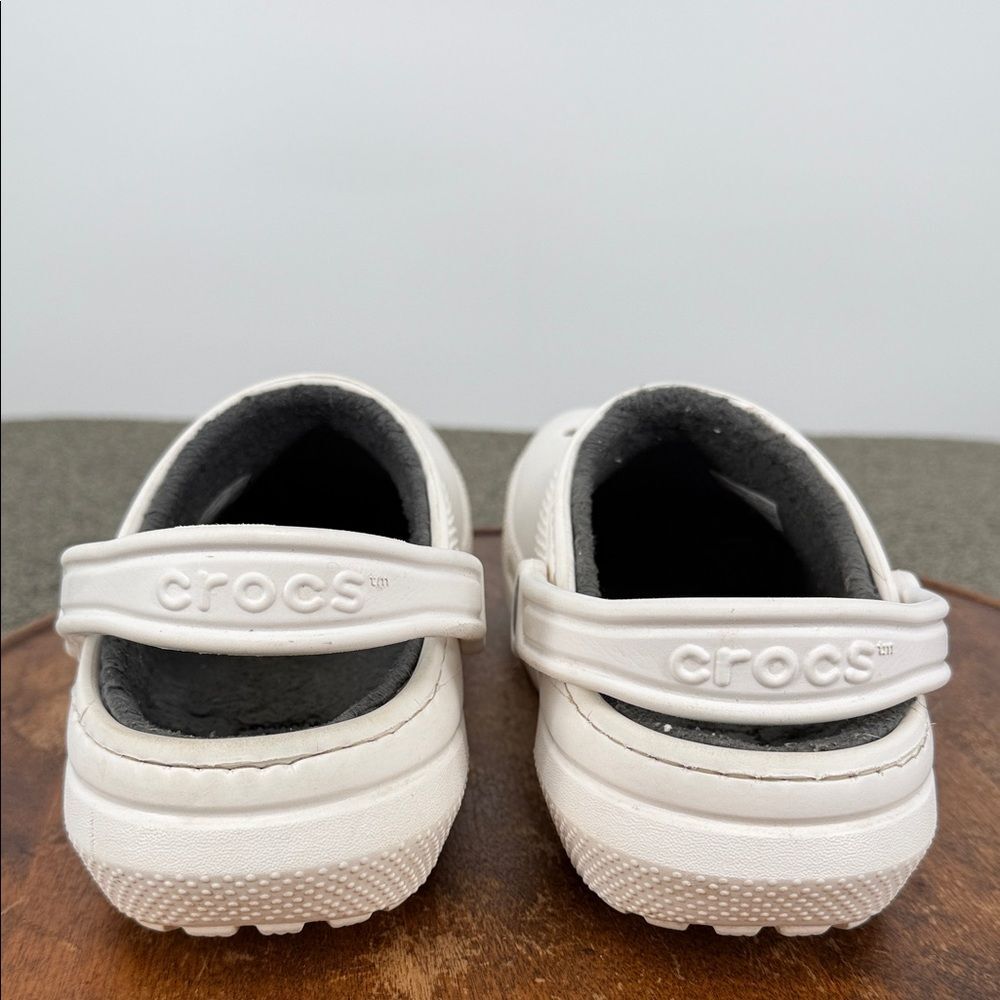 CROCS Shoes Men 6 Wm 8 White Clogs Gray Faux Fur Lining Coffee Camera Daisy - Picture 4 of 11